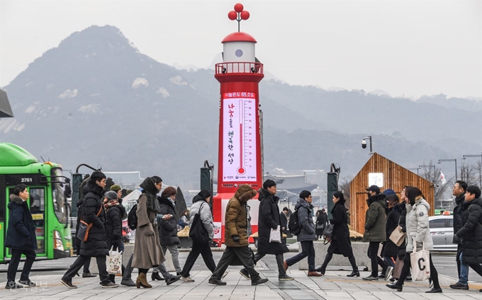 2020년 새해 첫 근무일인 2일 오전 서울 광화문 사거리에서 시민들이 출근하고 있다. 류효진 기자