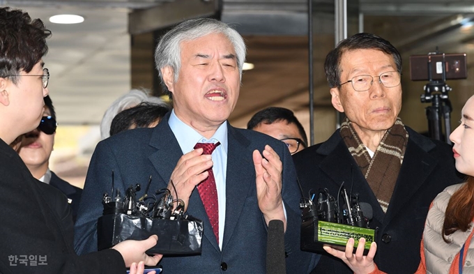 [저작권 한국일보]보수 단체의 광화문 집회에서 폭력 행위를 주도한 혐의를 받는 문재인하야범국민투쟁본부 총괄대표 전광훈 목사가 2일 오전 서울 서초구 서울중앙지방법원에서 열린 구속 전 피의자 심문을 받기 위해 법원으로 들어서고 있다. 배우한 기자