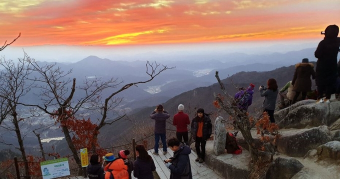 새해 첫 일출을 보기 위해 경남 합천군 가야산국립공원을 찾은 등산객들. 합천=연합뉴스