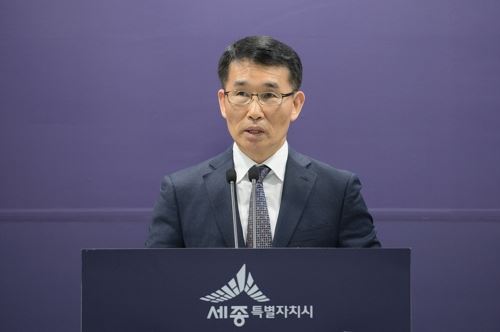 세종시 정찬희 자원순환과장이 2일 시청 브리핑룸에서 대규모 친환경 생활폐기물 처리시설 조성 계획을 설명하고 있다. 세종시 제공.