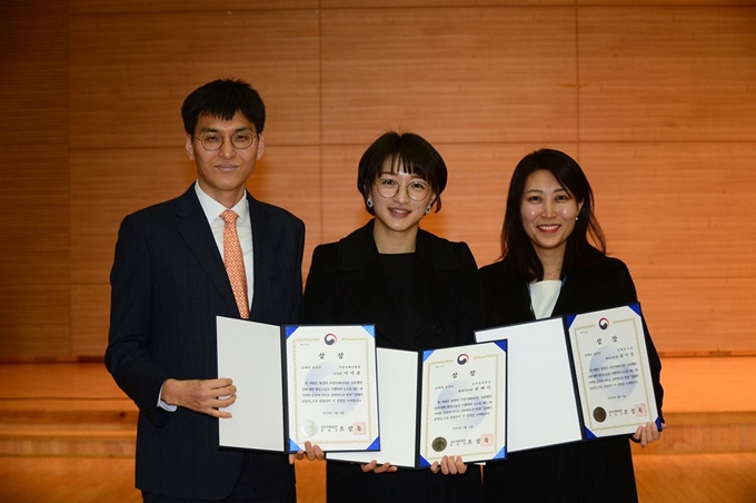 2일 정부세종청사에서 열린 공정거래위원회 시무식에서 2019년 올해의 공정인 상을 받은 이지훈(왼쪽부터) 서기관, 권혜지 사무관, 최미강 사무관. 이들은 퀄컴과 진행한 1조원대 과징금 소송에서 승소하는데 큰 역할을 해 상을 받게 됐다. 공정거래위원회 제공