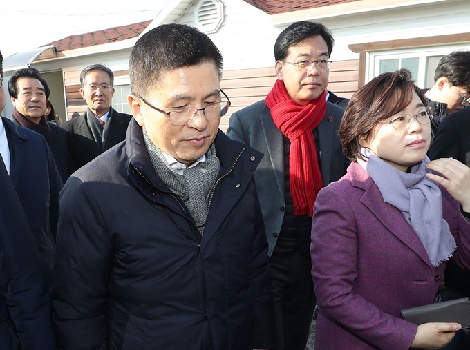 자유한국당 황교안 대표가 2일 오후 경북 포항시 북구 흥해읍에 마련된 포항 지진피해 이재민 주거단지를 방문하고 있다. 연합뉴스