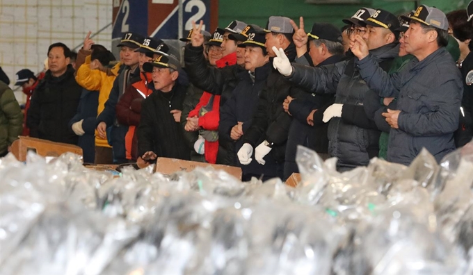 2일 오전 부산 서구 공동어시장에서 열린 초매식에서 중.도매 상인들이 경매를 하고 있다. 초매식은 새해 첫 수산물 경매행사다. 부산=뉴스1