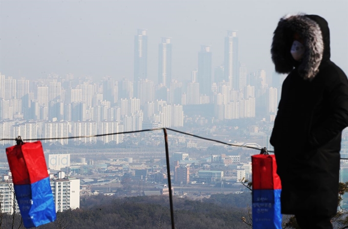 미세먼지 농도가 '나쁨' 수준을 보인 3일 경기도 오산시 보적사에서 바라본 화성시 동탄 일대가 뿌옇다. 연합뉴스