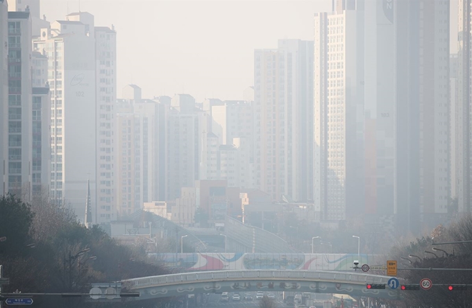 미세먼지 농도가 '나쁨' 수준을 보인 3일 오전 경기도 수원시 영통구 봉영로 일대가 뿌옇다. 연합뉴스