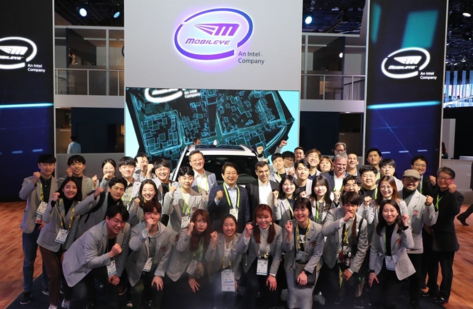 지난해 라스베이거스에서 열린 ’CES 2019’ 당시 전국 유일 지자체 공동관이었던 대구공동관 앞에서 참가자들이 기념촬영을 하고 있다. 대구시 제공