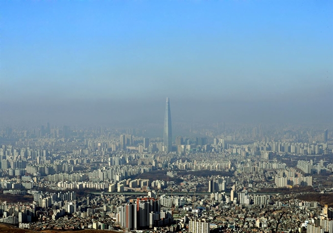 전국 대부분 미세먼지 농도가 나쁨 수준을 보인 3일 경기도 광주시 남한산성에서 바라본 서울 도심이 뿌옇다. 연합뉴스