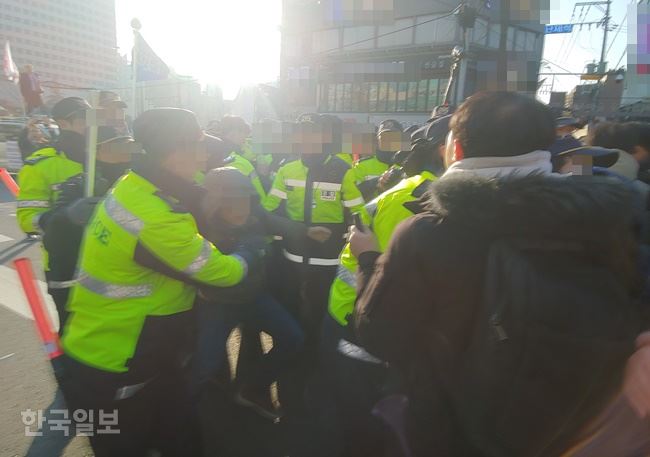 [저작권 한국일보]4일 보수단체 행진 방향에서 맹학교 학부모, 학생, 졸업생들이 도로를 점거해 진행중이던 시위대와 충돌했다.