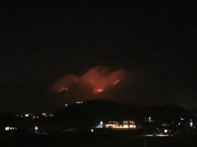 4일 오후 1시 54분쯤 강원 춘천시 신북읍 발산리의 야산에서 발생한 산불이 밤까지 이어지고 있다. 산림당국은 날이 밝는 대로 헬기와 인력을 투입해 진압에 나설 예정이다. 강원도 산불방지대책본부 제공