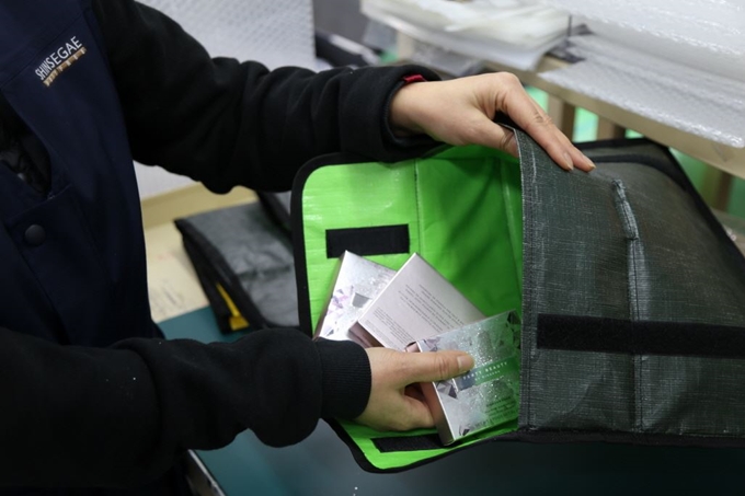 신세계면세점이 올 상반기부터 인천국제공항 면세품 인도에 사용할 예정인 에코박스. 상품 파손을 방지하는 완충재 역할을 한다. 신세계면세점 제공