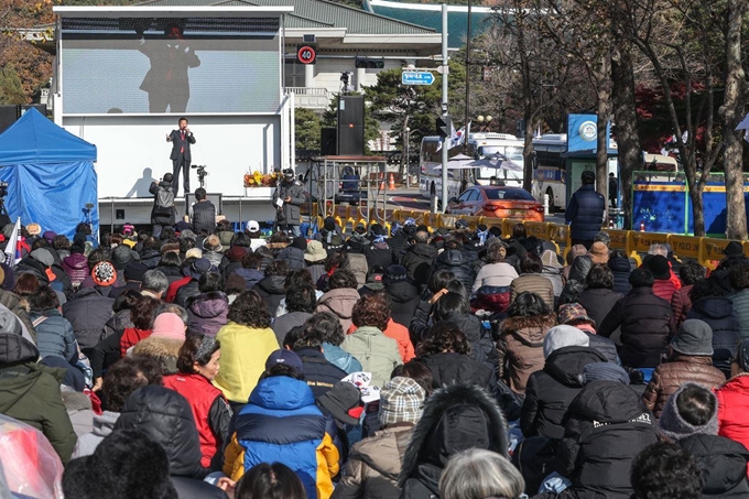 문재인하야 범국민투쟁본부 회원들이 서울 종로구 청와대 앞에서 집회를 하고 있다. 뉴스1