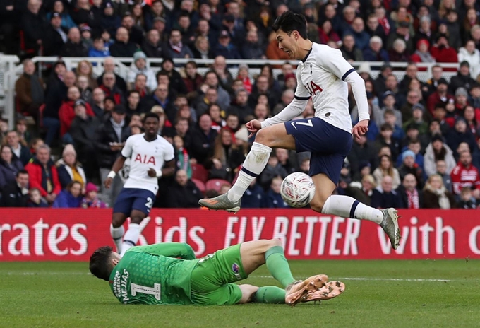 [PRU20200105249001848] <YONHAP PHOTO-3551> Soccer Football - FA Cup - Third Round - Middlesbrough v Tottenham Hotspur - Riverside Stadium, Middlesbrough, Britain - January 5, 2020 Middlesbrough's Tomas Mejias in action with Tottenham Hotspur's Son Heung-