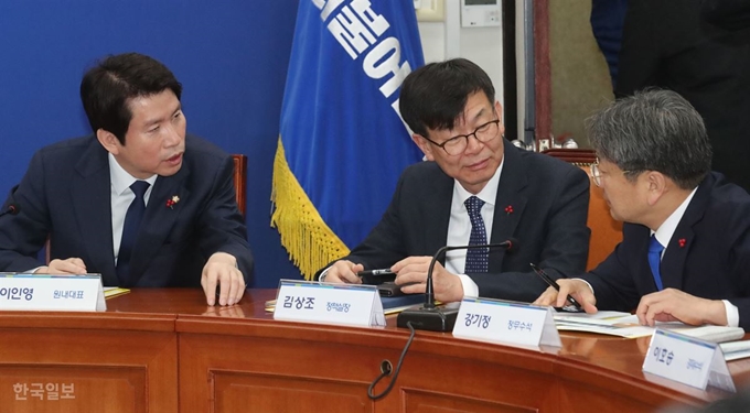 [저작권 한국일보]이인영 민주당 원내대표가 6일 오전 서울 여의도 국회에서 열린 2020년 제1차 고위당정협의회에서 김상조 정책실장, 강기정 정무수석과 이야기를 나누고 있다오대근기자 /2020-01-06(한국일보)