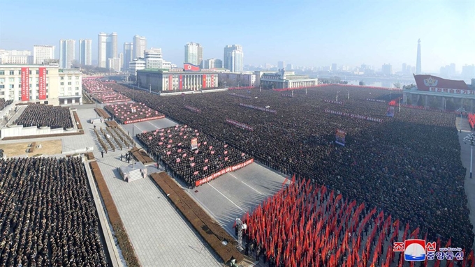 북한 노동당 중앙위원회 제7기 제5차 전원회의에서 제시된 과업을 관철하기 위한 평양시 궐기대회가 지난 5일 김일성광장에서 열렸다고 조선중앙통신이 6일 보도했다. 평양=조선중앙통신 연합뉴스