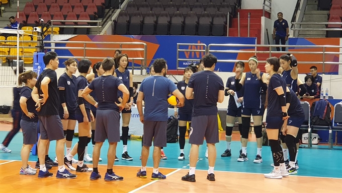 대한민국 여자 배구대표팀이 6일 태국 나콘랏차시마 체육관에서 훈련 전 의견을 나누고 있다. 대한배구협회제공.