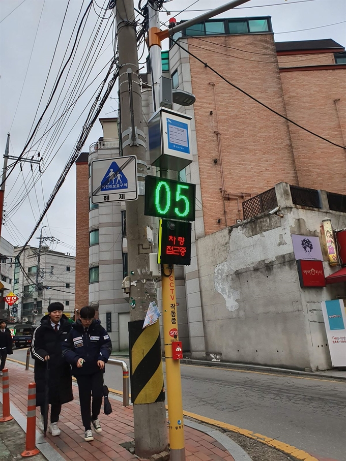 서울 동작구에서 어린이 교통사고가 가장 많이 발생하는 대림초 주변 통학로에 조성된 ‘스마트보행로’ 시설물. IoT에 기반한 이 시설물은 차량이 접근하면 센서로 자동 인식해 ‘차량 접근 중’이라고 알린다. 동작구 제공