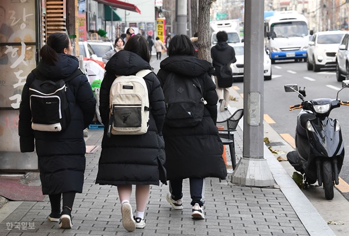 지난해 26일 서울 강남구 대치동에서 학원 수업을 마친 학생들이 길거리를 걷고 있다. 배우한 기자