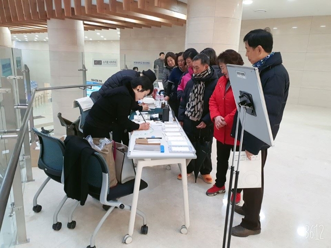 계명대 동산병원 고객의 소리 전시회가 개막한 지난 6일 동산병원 2층에서 캘리그라피 이벤트가 열리고 있다. 계명대 동산병원 제공