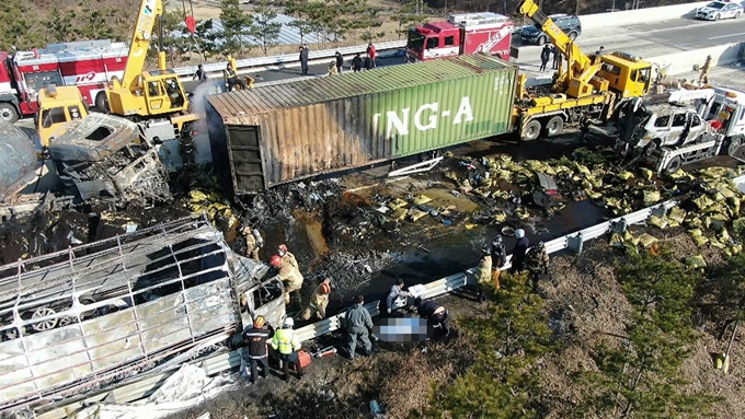 지난달 14일 새벽 상주~영천고속도로 상ㆍ하행선에서 '블랙아이스'로 인한 다중 추돌사고가 동시에 발생해 40여명의 사상자가 발생했다. 군위=연합뉴스