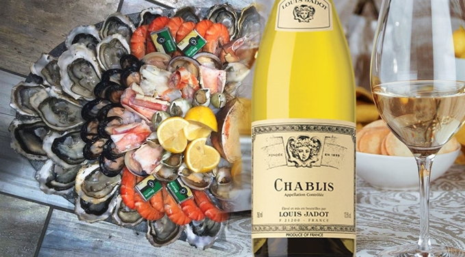 플라토 드 프뤼 드 메르(Plateau de fruits de mer)와 샤블리(Louis Jadot Chablis 2018). 생굴에는 샤블리 그랑크뤼나 샤블리 프르미에크뤼보다 저렴한 마을 단위급 샤블리가 더 어울린다. lacantinedelecailler 홈페이지 캡처