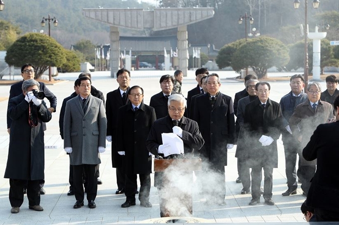 지난 3일 5·18진상규명조사위원회가 광주 북구 운정동 국립5·18민주묘지 참배단 앞에서 출범선언문을 낭독하고 있다. 연합뉴스/2020-01-03(한국일보)