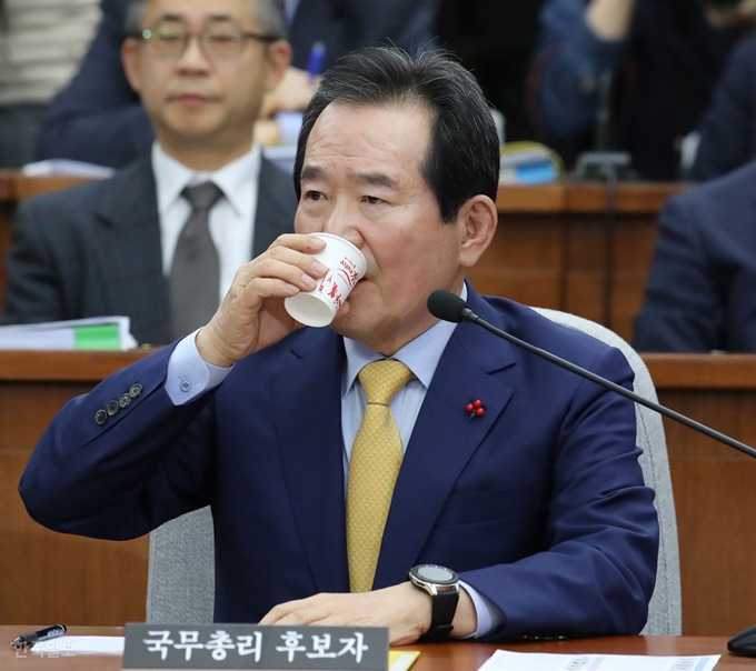 정 후보자가 굳은 표정으로 물을 마시고 있다. 오대근기자