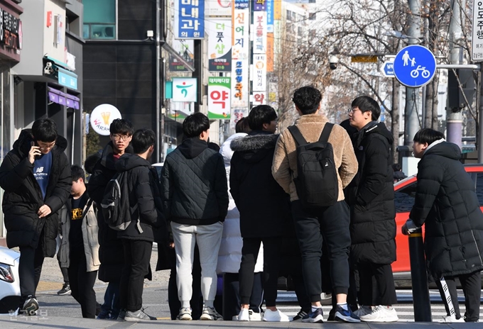 지난달 28일 서울 대치동 학원가 거리에서 삼삼오오 모인 학생들이 학원으로 향하고 있다. 배우한 기자