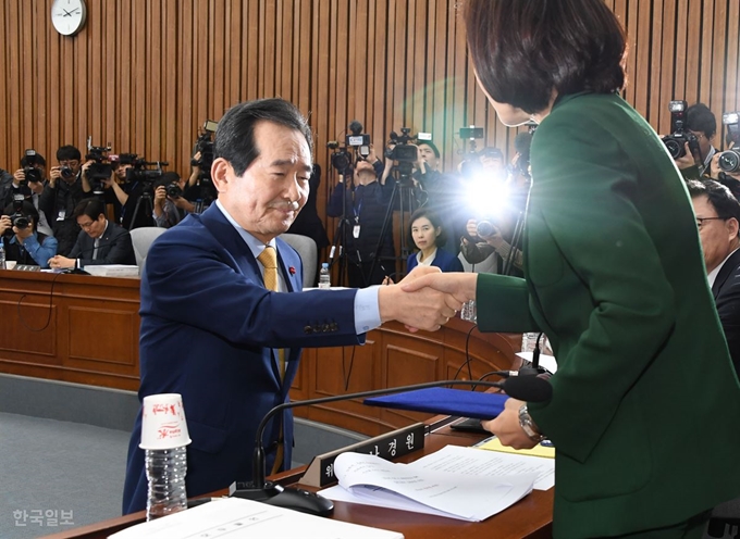 [저작권 한국일보] 정세균 국무총리 후보자가 7일 오전 국회에서 열린 국무총리 임명동의안 심사를 위한 인사청문회에서 선서를 한 후 나경원 위원장에게 제출하고 있다. 오대근 기자