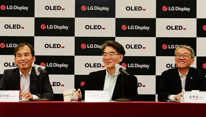 LG디스플레이 CEO 정호영(가운데) 사장이 CES2020 개막을 앞둔 6일(현지시각), 라스베이거스 컨벤션 센터에서 취임 후 첫 기자간담회를 열고 올해 사업 전략을 발표하고 있다. LG디스플레이 제공