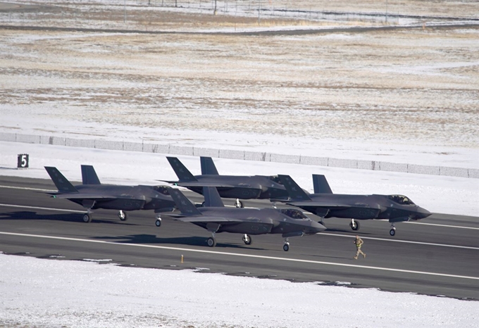 6일(현지시간) 미국 유타주 힐 공군기지에서 미 공군 F-35A 편대가 '코끼리 걸음' 훈련을 하고 있다. 로이터 연합뉴스