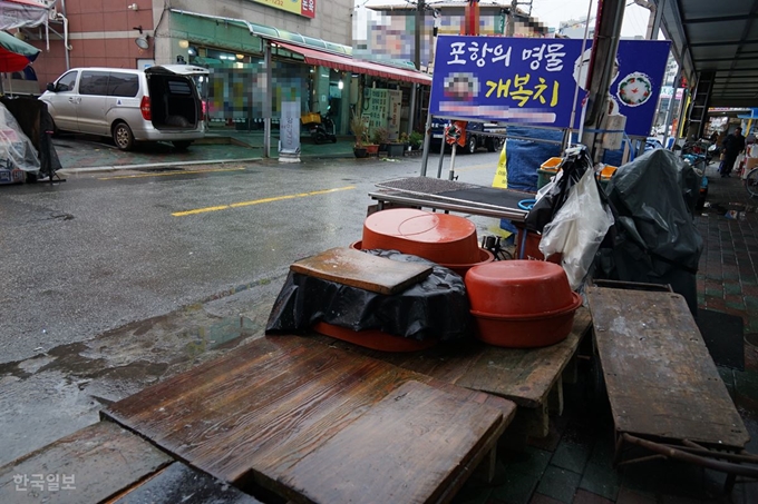 경북 포항 죽도시장 개복치 판매장이 물량 부족으로 썰렁한 모습이다. 김정혜 기자 kjh@hankookilbo.com