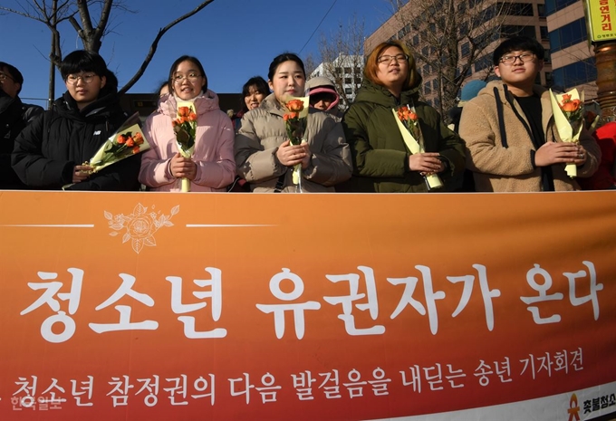 촛불청소년인권법제정연대 회원들이 31일 오후 서울 여의도에서 만 18세 선거권 포함한 선거법개정안 국회 통과를 축하하며 당사지인 청소년들과 활동가의 소감을 밝히는 기자회견을 하고 있다. 홍인기 기자