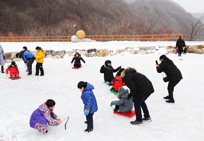 지난해 축제 참가자들이 얼음썰매와 팽이치기를 즐기고 있다.