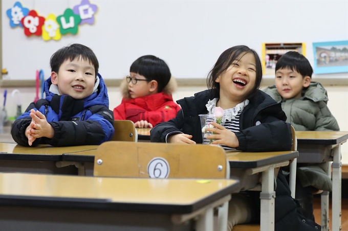 서울 공립초등학교 신입생 예비소집일인 8일 서울 용산초를 찾은 예비초등생들이 1학년 교실 의자에 앉아 즐거워하고 있다. 연합뉴스