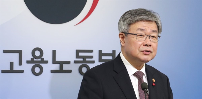 8일 노사정 신년인사회에 참석하기 전, 이재갑 고용노동부 장관이 정부세종청사에서 브리핑을 열고 지난해 산업재해 사망자 수가 역대 최저를 기록했다는 내용을 설명하고 있다. 연합뉴스