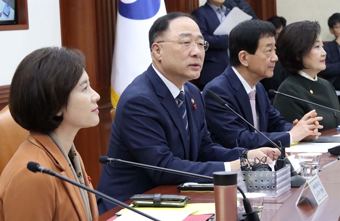 홍남기 경제부총리 겸 기획재정부 장관이 8일 오전 정부서울청사에서 열린 '제28차 경제활력대책회의'를 주재하고 있다. 연합뉴스