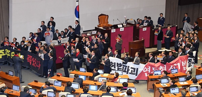 '공직선거법 개정안' 국회 본회의 표결을 앞둔 지난달 27일 문희상 국회의장이 본회의장에 입장하자 자유한국당 의원들이 막아서고 있다. 오대근 기자