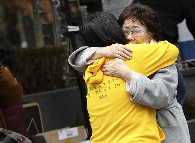 8일 서울 종로구 옛 일본대사관 앞에서 열린 1,421차 일본군 성노예제 문제해결을 위한 정기 수요시위에서 이용수(오른쪽) 할머니가 윤미향 정의기억연대 이사장을 꼭 끌어 안고 있다. 연합뉴스