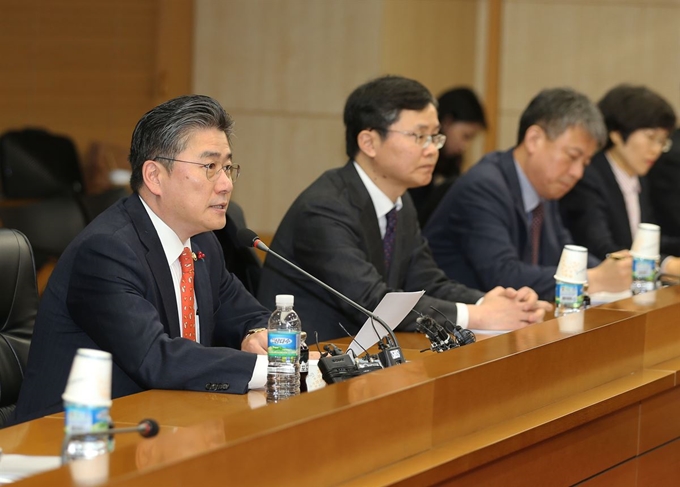 정승일 산업통상자원부 차관이 8일 서울 종로구 무역보험공사에서 석유공사, 가스공사, 석유협회를 비롯한 유관기관, 협·단체와 정유사 등 관계자가 참석한 가운데 열린 '이란의 이라크 미군기지 공격 관련한 석유,가스 수급 긴급 상황 점검회의'를 주재하고 있다. 산업통상자원부 제공