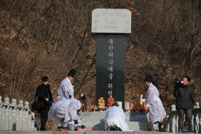 지난해 단양군과 곡계굴 희생자대책위가 곡계굴 위령비 앞에서 합동위령제를 지내는 모습. 군과 대책위는 2003년 매년 미군 폭격이 있던 날(음력 12월 12일)에 합동 위령제를 올리고 있다. 단양군 제공