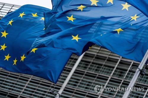 벨기에 브뤼셀 유럽연합(EU) 집행위원회 앞에 있는 EU 깃발. 연합뉴스