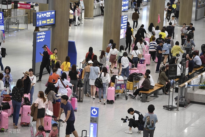 [저작권 한국일보] 인천국제공항 제1여객터미널 입국장이 중국인 단체 관광객들로 북적이고 있다. 박형기 인턴기자