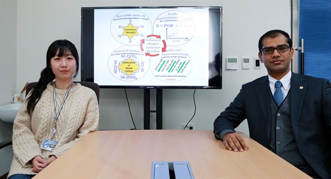 대구경북과학기술원(DGIST, 디지스트) 에너지공학전공 상가라쥬 샨무감(오른쪽) 교수와 현수연 박사과정생. 디지스트 제공