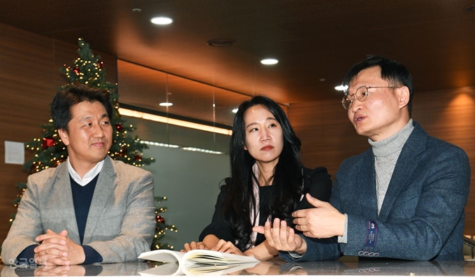 김성천(오른쪽부터)한국교원대 교수, 서지연 윤상준 교사. 세 사람은 "제대로 된 선거교육을 위해서는 학교 안 정치 발언에 관한 큰 틀의 사회적 합의가 필요하다"고 말했다. 왕태석 선임기자 kingwang@hankookilbo.com