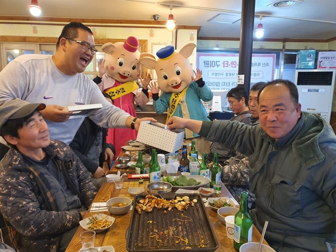 지난 3일 청주 삼겹살거리의 한 삼겹살 식당에서 손님들이 돌아가며 삼소데이(삼겹살에 소주 먹는 날) 경품권을 뽑고 있다. 매달 3일 열리는 삼소데이에는 푸짐한 경품 행사와 함께 돼지춤 공연이 벌어진다. 한덕동 기자