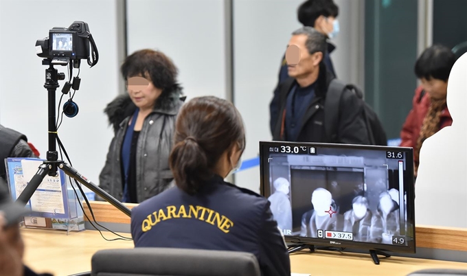 중국에서 원인을 알수 없는 폐렴이 확산하면서 우리나라 보건당국도 검역 관리 강화에 나선 가운데 8일 오전 경기 평택항 국제여객터미널 입국장에서 검역 당국 관계자가 열화상 감지 카메라로 중국발 여객선 입국자들의 발열 여부를 확인하고 있다. 뉴시스