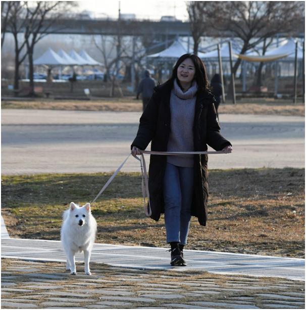 주은빈씨가 지난 4일 서울 양천구 안양천변에서 반려견 뽀야와 산책을 하고 있다. 주은빈씨 제공