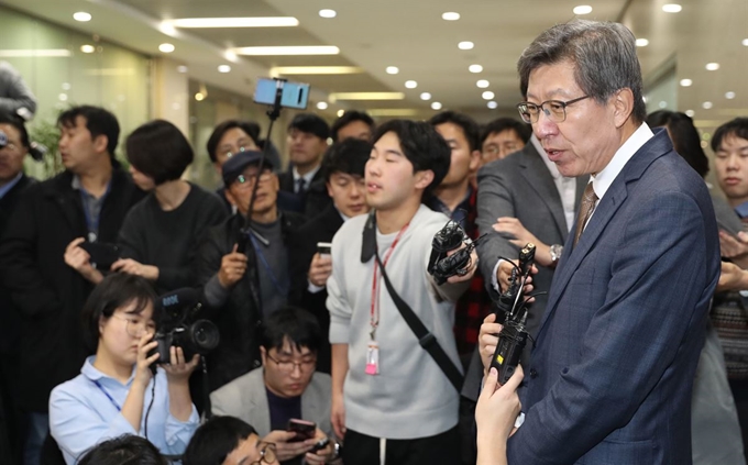 보수·중도진영에 속한 정당·시민단체들이 구성하기로 한 '혁신통합추진위원회'의 위원장을 맡게 된 박형준 전 의원이 9일 기자들의 질문에 답변하고 있다. 연합뉴스