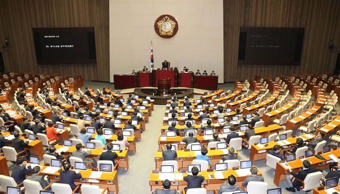 9일 국회에서 열린 본회의에서 자유한국당 의원들이 불참한 가운데 ‘검ㆍ경수사권 조정안(형사소송법 개정안)’이 상정되고 있다. 연합뉴스