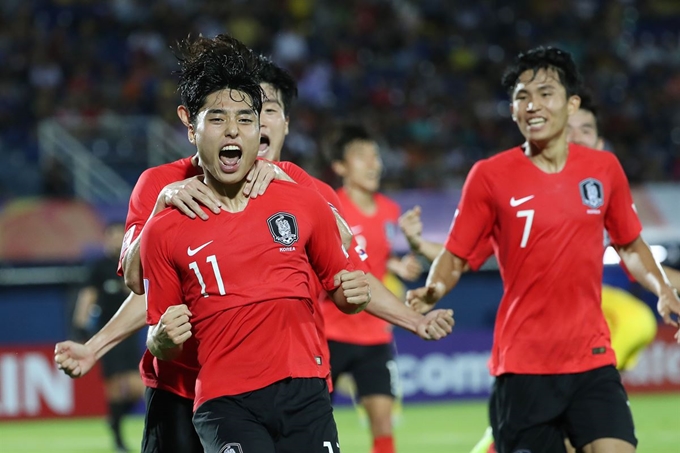 이동준(왼쪽)이 9일 태국 송클라 틴술라논 스타디움에서 열린 2020 AFC U-23 챔피언십 한국과 중국의 조별리그 1차전에서 득점한 뒤 환호하고 있다. 송클라=연합뉴스